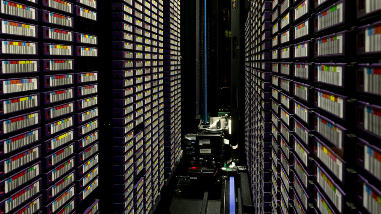 Filas de servidores en un centro de datos como imagen editorial para explicar Claude sobre NVIDIA Blackwell Ultra en Azure.