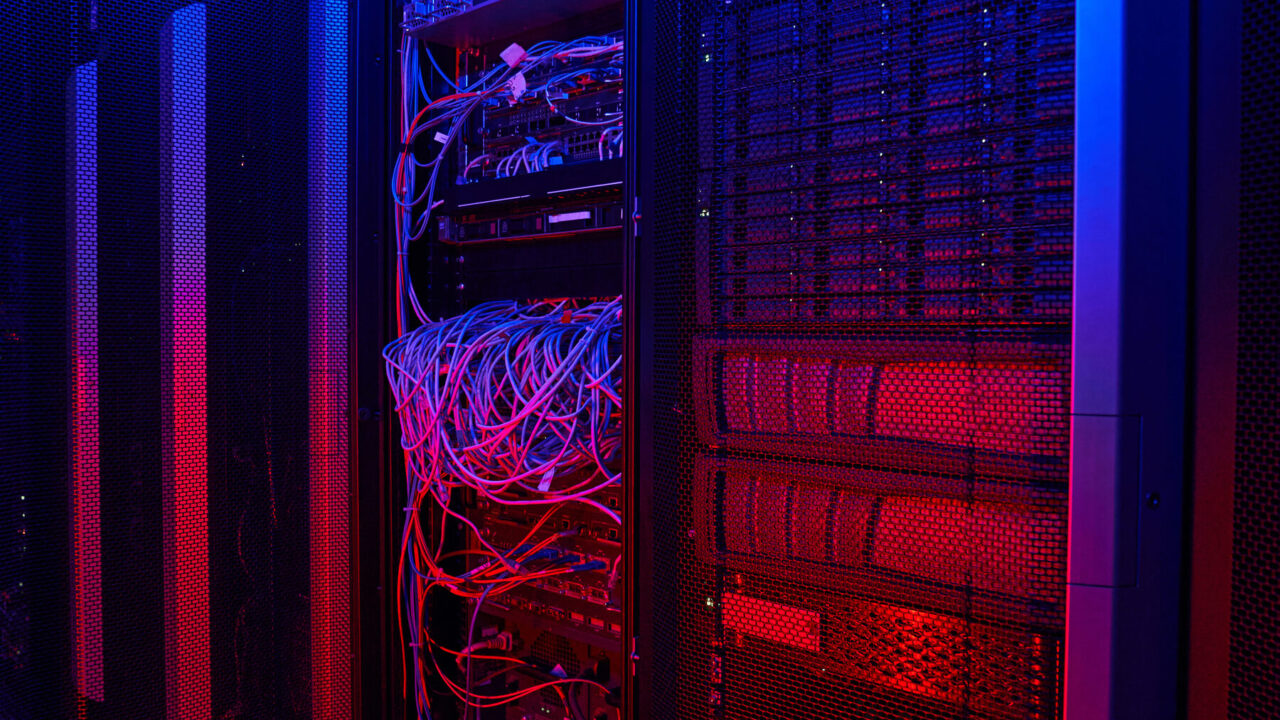 Sala de servidores con luces y cableado como imagen editorial para explicar Claude Sonnet 5 en Amazon Bedrock.