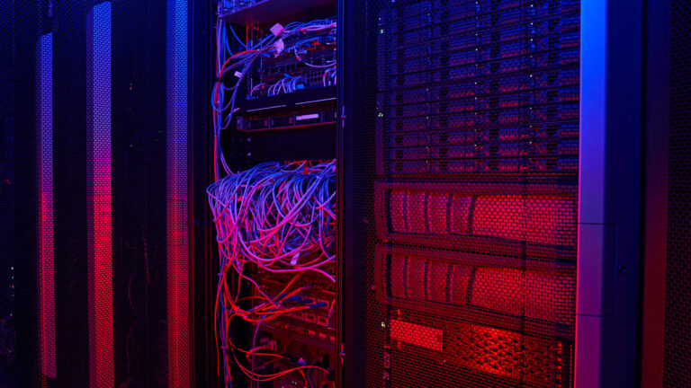 Sala de servidores con luces y cableado como imagen editorial para explicar Claude Sonnet 5 en Amazon Bedrock.